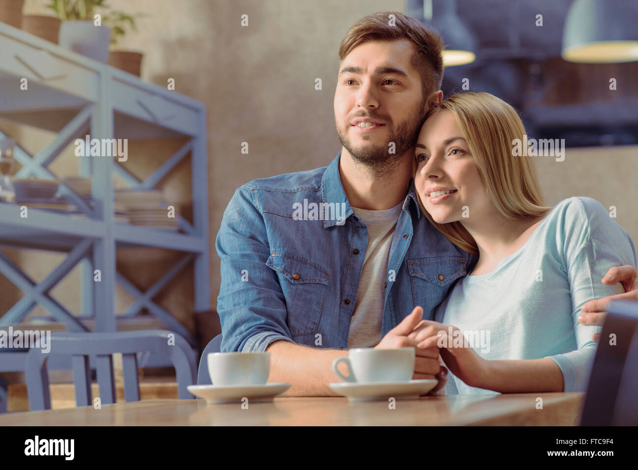 Angenehmen paar am Tisch sitzen Stockfoto