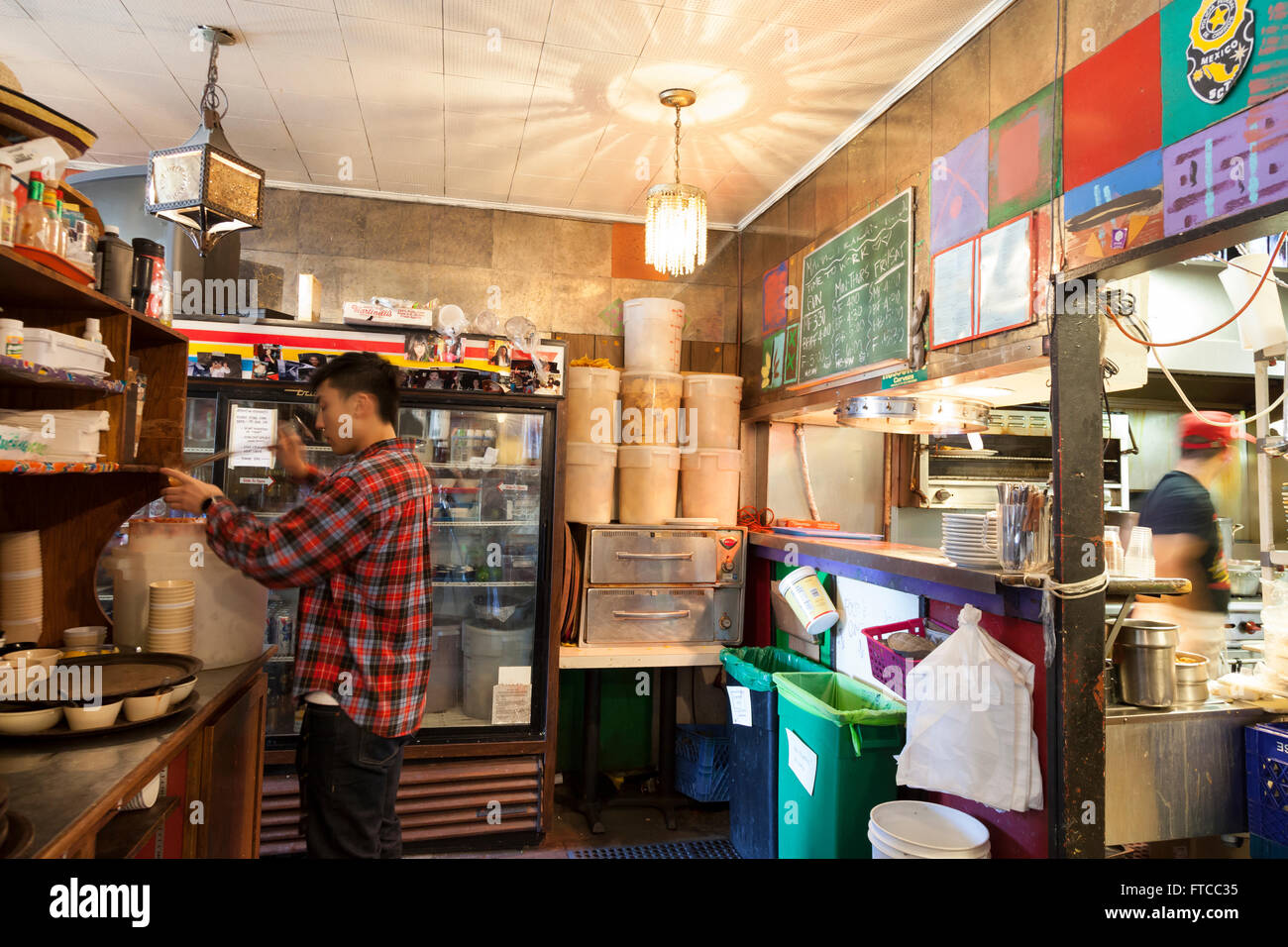 Seattle, Washington, USA. 26. März 2016. Mitarbeiter, die Zubereitung von Speisen am letzten Wochenende vor dem schließen. Mama es mexikanische Küche, einer geliebten lokalen Institution seit vier Jahrzehnten schließt seine Pforten am 31. März 2016. Im Jahr 1974 eröffnete Seattle älteste mexikanische Restaurant für seine kitschige Elvis bekannt ist Dekor und große Platten inspiriert. Die Eigenschaft, die an eine Entwicklungsfirma verkauft wurde, wird abgerissen und durch eine acht Geschichte gemischt genutztes Gebäude ersetzt. Bildnachweis: Paul Gordon/Alamy Live-Nachrichten Stockfoto Seattle, Washington, USA. 26. März 2016. Mitarbeiter, die Zubereitung von Speisen am letzten Wochenende vor dem schließen. Mama es mexikanische Küche, einer geliebten lokalen Institution seit vier Jahrzehnten schließt seine Pforten am 31. März 2016. Im Jahr 1974 eröffnete Seattle älteste mexikanische Restaurant für seine kitschige Elvis bekannt ist Dekor und große Platten inspiriert. Die Eigenschaft, die an eine Entwicklungsfirma verkauft wurde, wird abgerissen und durch eine acht Geschichte gemischt genutztes Gebäude ersetzt. Bildnachweis: Paul Gordon/Alamy Live-Nachrichten Stockfoto