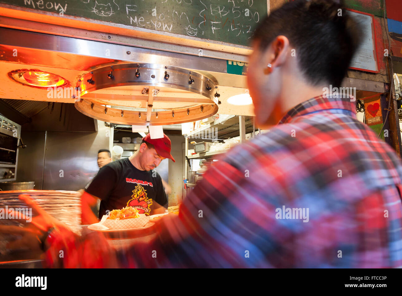 Seattle, Washington, USA. 26. März 2016. Mitarbeiter, die Zubereitung von Speisen am letzten Wochenende vor dem schließen. Mama es mexikanische Küche, einer geliebten lokalen Institution seit vier Jahrzehnten schließt seine Pforten am 31. März 2016. Im Jahr 1974 eröffnete Seattle älteste mexikanische Restaurant für seine kitschige Elvis bekannt ist Dekor und große Platten inspiriert. Die Eigenschaft, die an eine Entwicklungsfirma verkauft wurde, wird abgerissen und durch eine acht Geschichte gemischt genutztes Gebäude ersetzt. Bildnachweis: Paul Gordon/Alamy Live-Nachrichten Stockfoto Seattle, Washington, USA. 26. März 2016. Mitarbeiter, die Zubereitung von Speisen am letzten Wochenende vor dem schließen. Mama es mexikanische Küche, einer geliebten lokalen Institution seit vier Jahrzehnten schließt seine Pforten am 31. März 2016. Im Jahr 1974 eröffnete Seattle älteste mexikanische Restaurant für seine kitschige Elvis bekannt ist Dekor und große Platten inspiriert. Die Eigenschaft, die an eine Entwicklungsfirma verkauft wurde, wird abgerissen und durch eine acht Geschichte gemischt genutztes Gebäude ersetzt. Bildnachweis: Paul Gordon/Alamy Live-Nachrichten Stockfoto