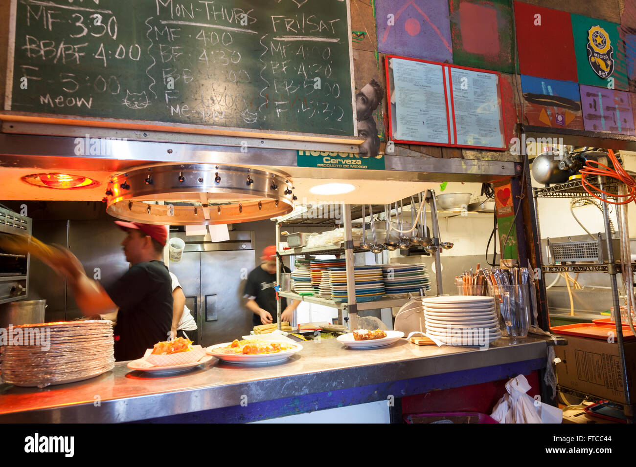 Seattle, Washington, USA. 26. März 2016. Mitarbeiter, die Zubereitung von Speisen am letzten Wochenende vor dem schließen. Mama es mexikanische Küche, einer geliebten lokalen Institution seit vier Jahrzehnten schließt seine Pforten am 31. März 2016. Im Jahr 1974 eröffnete Seattle älteste mexikanische Restaurant für seine kitschige Elvis bekannt ist Dekor und große Platten inspiriert. Die Eigenschaft, die an eine Entwicklungsfirma verkauft wurde, wird abgerissen und durch eine acht Geschichte gemischt genutztes Gebäude ersetzt. Bildnachweis: Paul Gordon/Alamy Live-Nachrichten Stockfoto