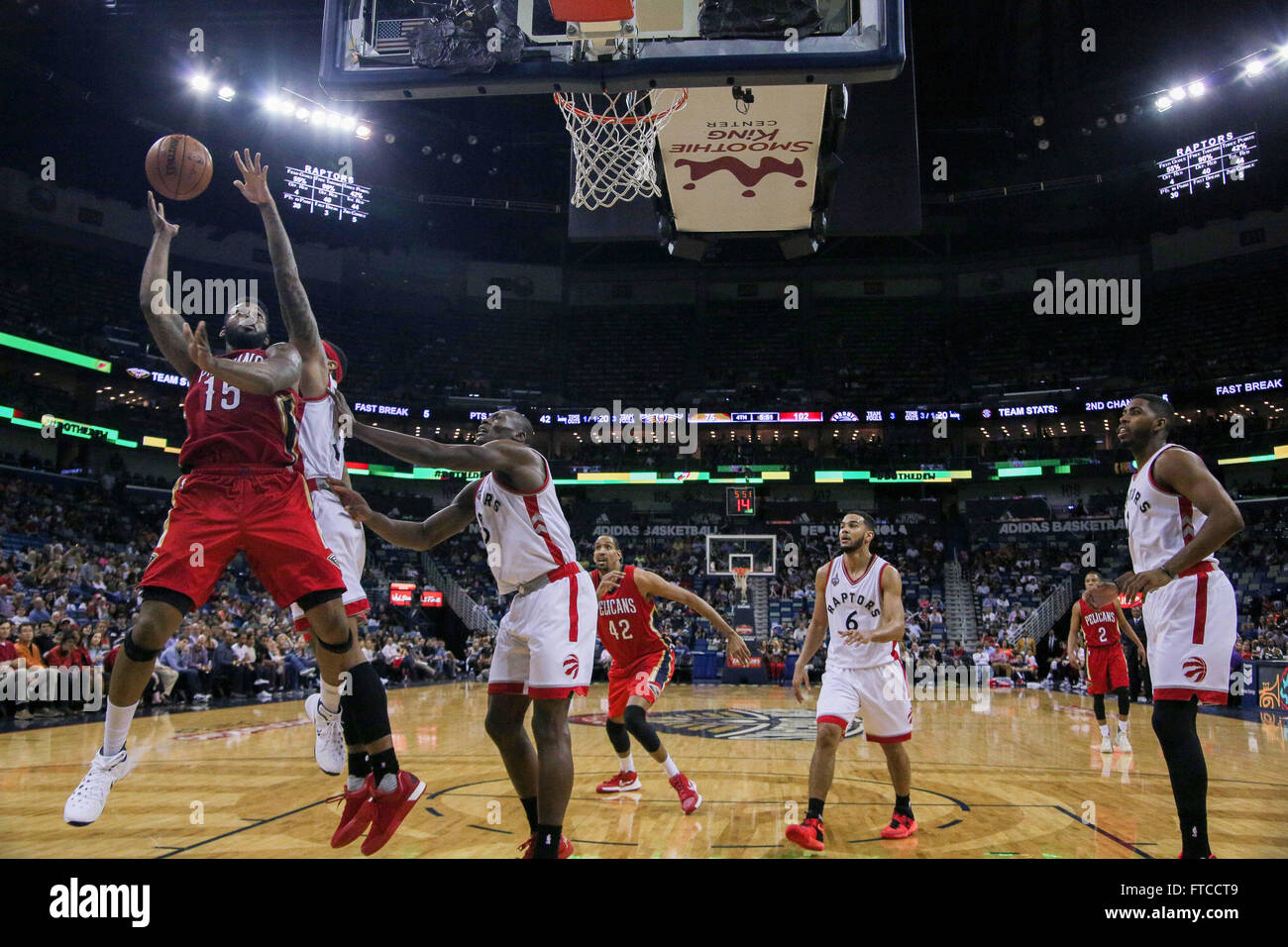 New Orleans, LA, USA. 26. März 2016. New Orleans Pelikane vorwärts Alonzo Gee (15) tunkt den Ball gegen die Toronto Raptors Zentrum Bismack Biyombo (8) bei einer NBA-Basketball-Spiel zwischen den Toronto Raptors und die New Orleans Pelikane im Smoothie King Center in New Orleans, Louisiana Stephen Lew/CSM/Alamy Live-Nachrichten Stockfoto