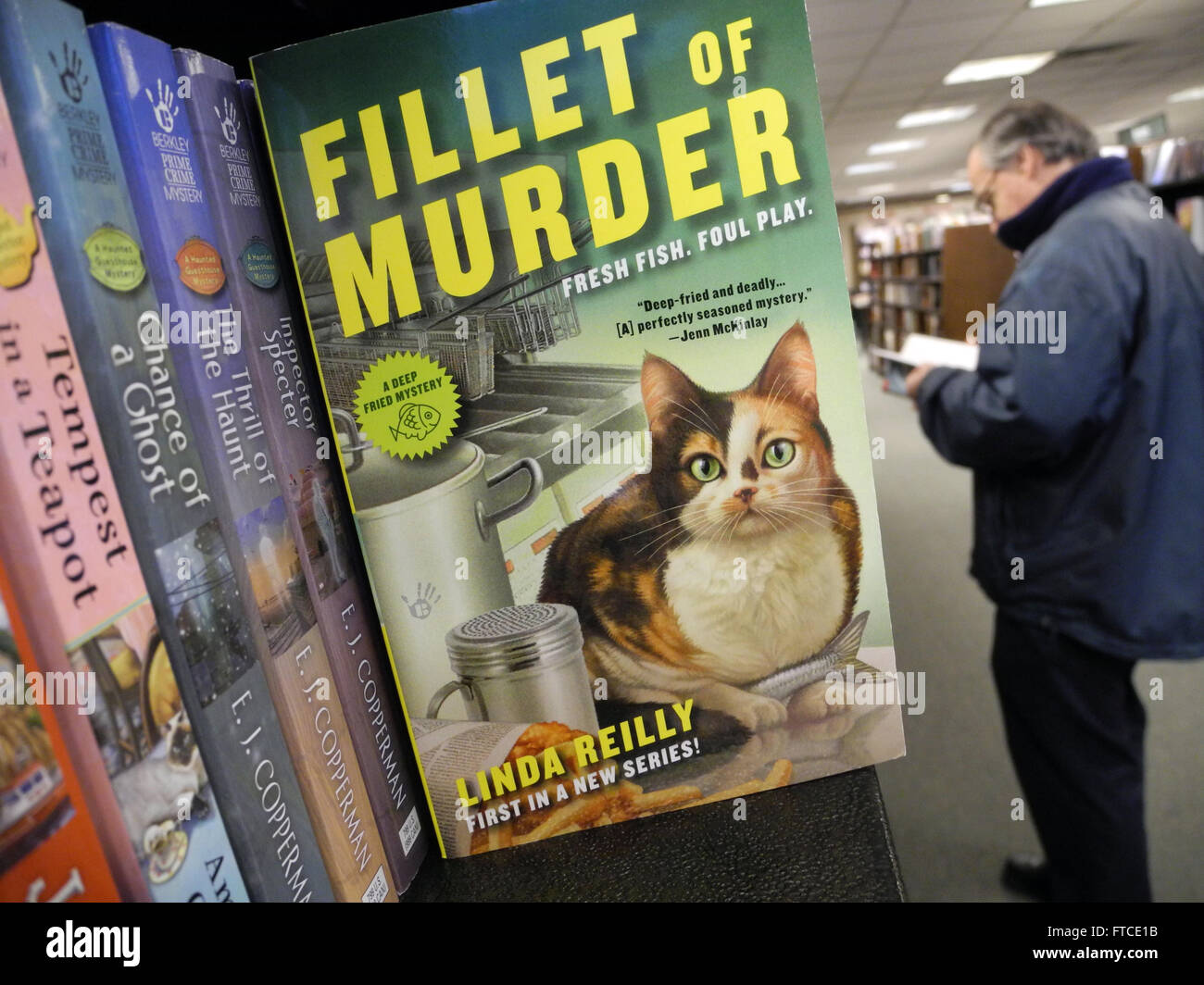 New York City, USA. 8. März 2016. Filet vom Mord, eine Katze Kriminalroman von Linda Reilly, zum Verkauf in einer Buchhandlung in New York City, USA, 8. März 2016. Foto: Johannes Schmitt-Tegge/Dpa/Alamy Live News Stockfoto