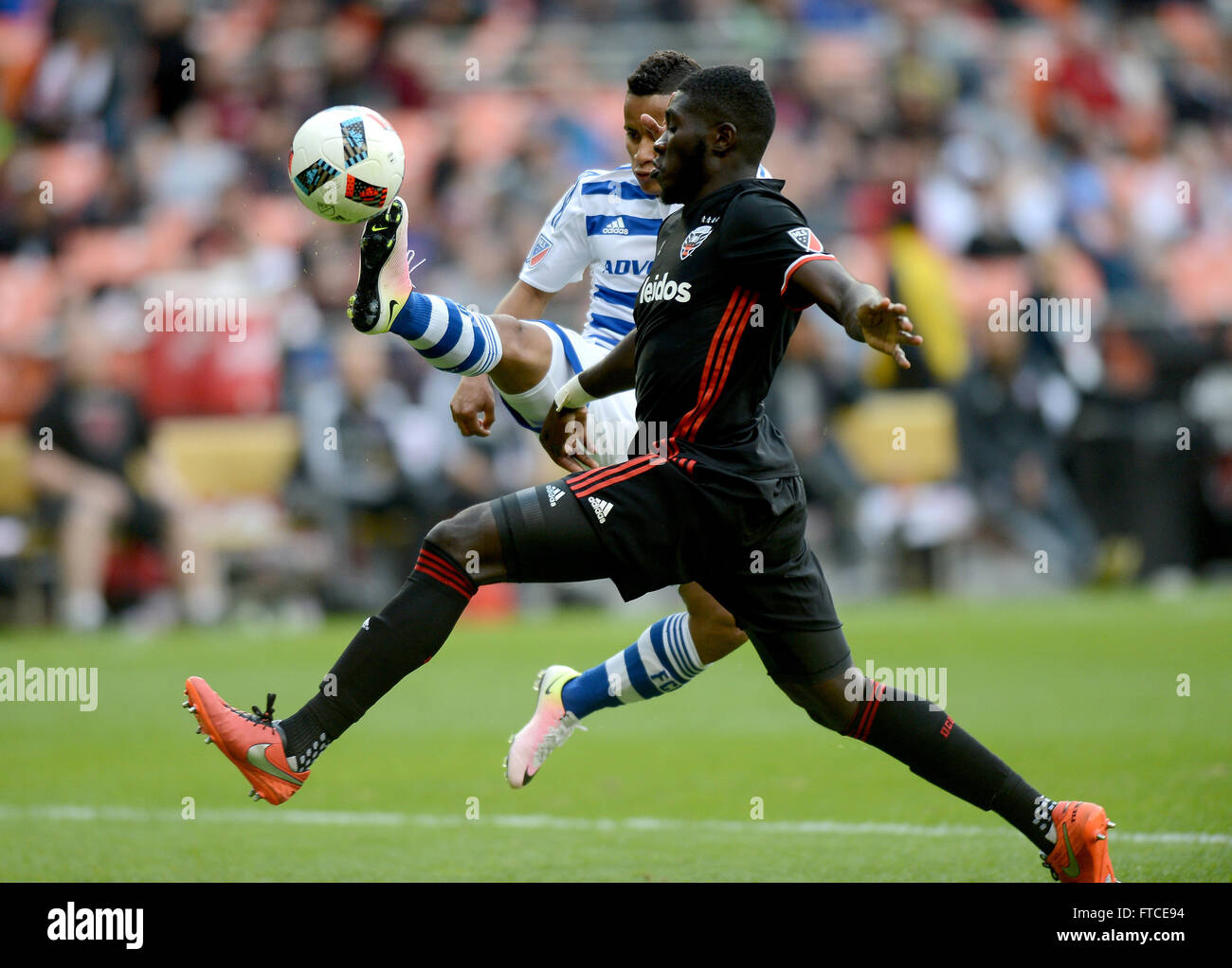 Washington, DC, USA. 26. März 2016. 20160326 - FC Dallas Mittelfeldspieler MICHAEL BARRIOS (21) führt einen Torwurf gegen D.C. United Verteidiger KOFI OPARE (6) in der zweiten Hälfte im RFK Stadium in Washington. © Chuck Myers/ZUMA Draht/Alamy Live-Nachrichten Stockfoto