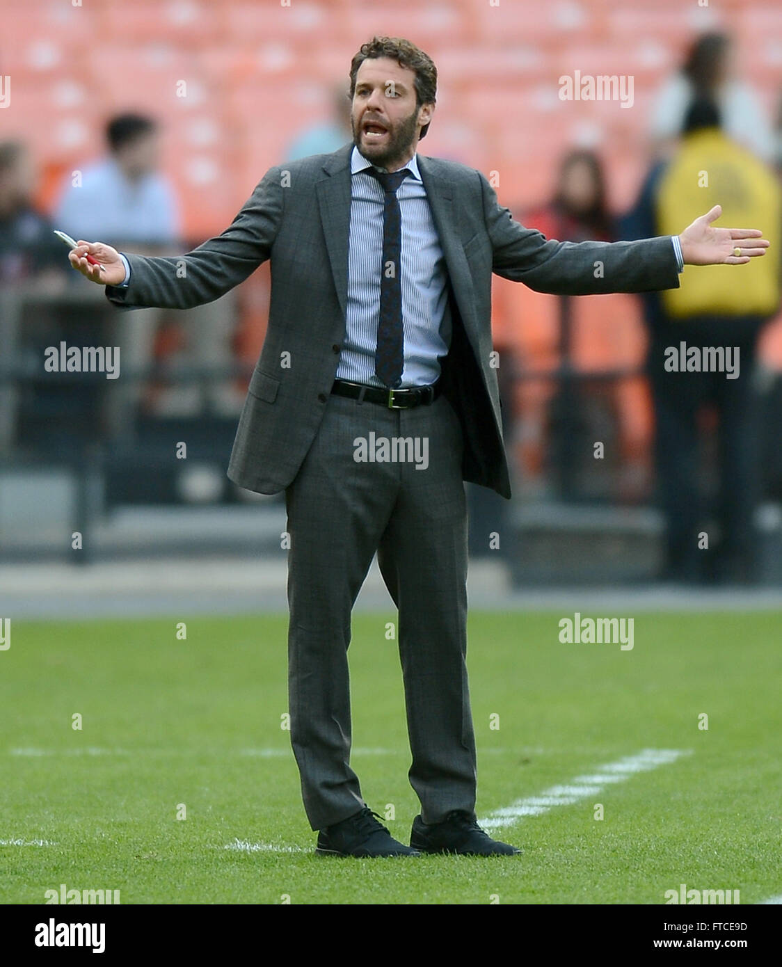 Washington, DC, USA. 26. März 2016. 20160326 - D.C. United Trainer BEN OLSEN beschwert sich über eine gelbe Karte gegen einen seiner Spieler in der ersten Hälfte gegen FC Dallas im RFK Stadium in Washington ausgestellt. © Chuck Myers/ZUMA Draht/Alamy Live-Nachrichten Stockfoto