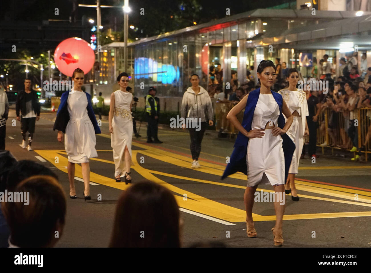 Singapur. 26. März 2016. Modelle Fuß auf einer Piste auf der Orchard Road in Singapur, 26. März 2016. Singapurs im freien Laufsteg am Samstag kehrte nach seiner legendären kommerzielle Straße Orchard Road mit über 130 Modelle stolzieren die 550 Meter lange Straße entlang. Diese Open-Air-Modenschau ist Teil der "Fashion Steps Out 2016", einer jährliche unterhaltsamen Sechswochen Extravaganz, die die neuesten Modetrends aus der ganzen Welt, im Herzen der Orchard Road zeigt. © Ma Yujie/Xinhua/Alamy Live-Nachrichten Stockfoto