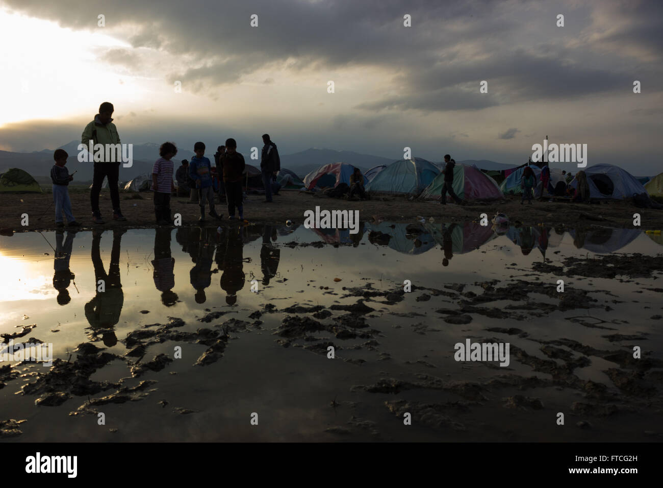 Idomeni, Griechenland. 26. März 2016. Nach der Schließung der Grenzen Griechisch-Skopje, Abdichtung der westlichen Balkan-Route, gefolgt von der Ankündigung der griechischen Regierung Fragen, Flüchtlinge, Ideomeni Durchgangslager, Räumen reiste eine große Gruppe von Flüchtlingen in andere Lager in Griechenland während andere entschieden zu bleiben und demonstrieren gegen die Strecke Abdichtung an der griechisch-Skopje Staatsgrenzen, am 28. März die GR-Vize-Sekretär genannt Flüchtlinge mit über 250.000 Euro, in Griechenland zu investieren! Bilder von Paoenia Gemeinde, Kilkis, Zentralmakedonien. Bildnachweis: Vassilis Triantafyllidis/Alamy Live-Nachrichten Stockfoto