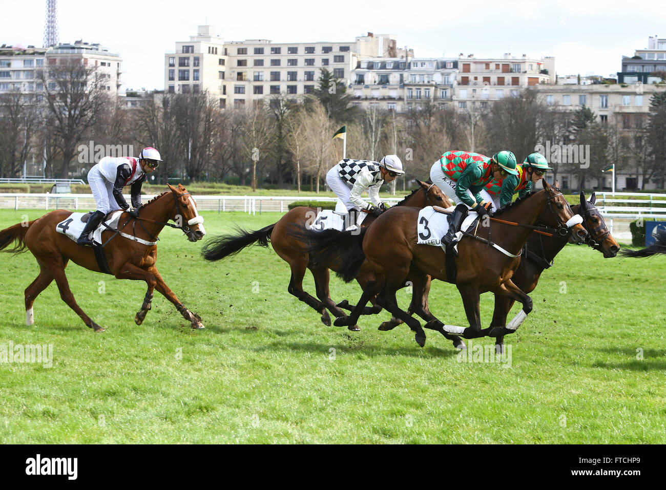 27.03.2016. Auteuil, Route des Lacs in Paris, Frankreich. Virelan Hurdle (nur 4YO) Kevin Nabet - Saint Goustan Blue (3) - Wilfried Denuault - Dottore (5) - Alain de Chitray - Kelforest (4) Credit: Action Plus Sport Bilder/Alamy Live News Stockfoto