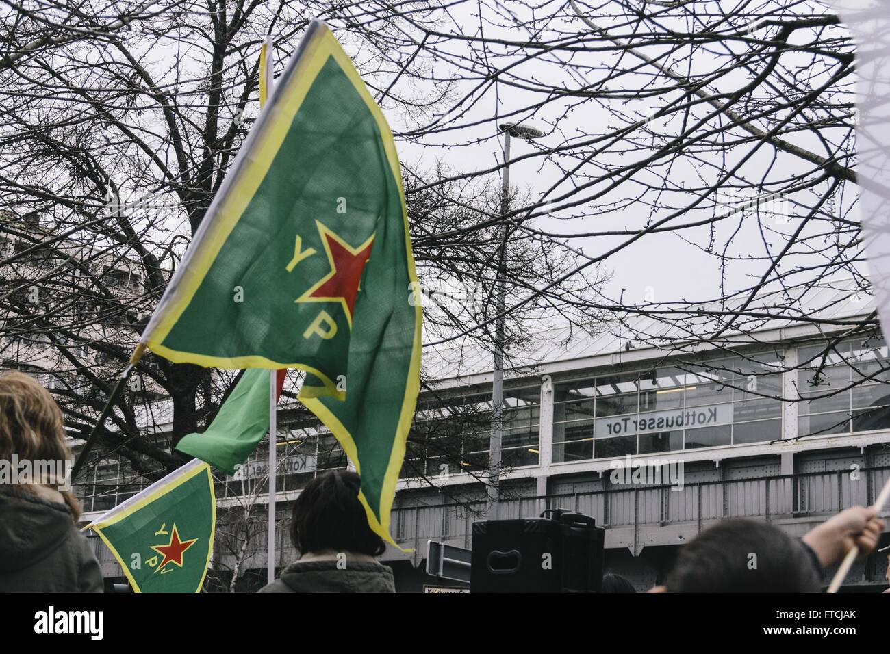 Berlin, Deutschland. 27. März 2016. Eine Flagge der YPG (Peoples Schutz Einheiten) vor winken während der Kundgebung gegen die anhaltende Isolation von Abdullah Ã – Calan und der aktuellen politischen Situation des kurdischen Volkes und die politische Opposition in der Türkei von HDP (Halklarin Demokratik Partisi) bei am Kottbusser Tor in Berlin-Kreuzberg organisiert. Bildnachweis: Jan Scheunert/ZUMA Draht/Alamy Live-Nachrichten Stockfoto