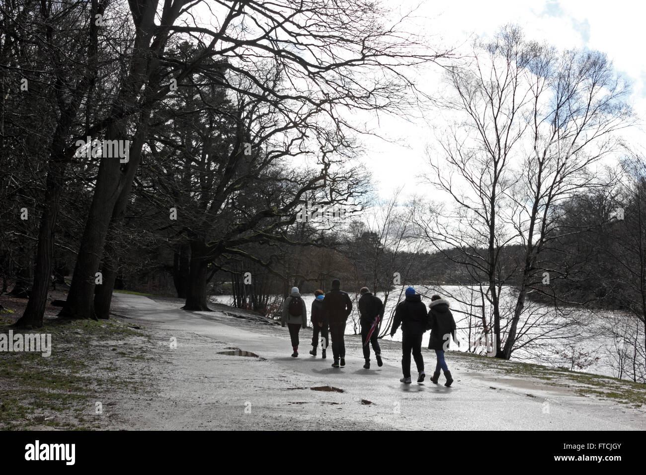Virginia Water, in der Nähe von Windsor, Berkshire, UK. 27. März 2016. Ein Tag der Sonne, Duschen und Pfützen am Virginia Water am Ostersonntag. Stockfoto