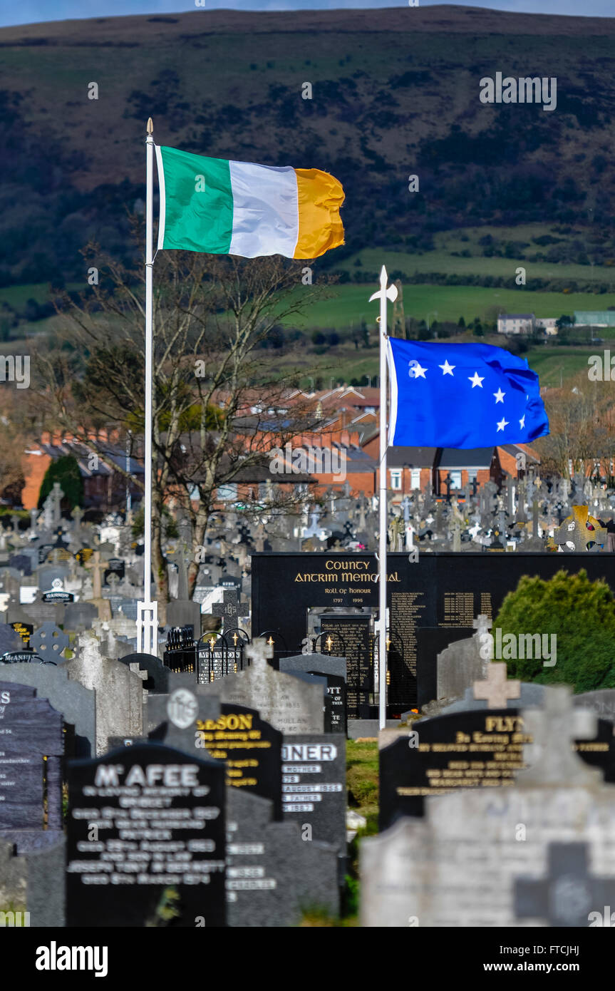 Belfast, Nordirland. 27. März 2016 - A 1916/2016 Centenary flag, irische Trikolore und The Starry Pflug fliegen über dem County Antrim-Denkmal in Milltown-Friedhof, mit einem großen Banner wird auf der Seite der Black Mountain entfaltet. Bildnachweis: Stephen Barnes/Alamy Live-Nachrichten Stockfoto