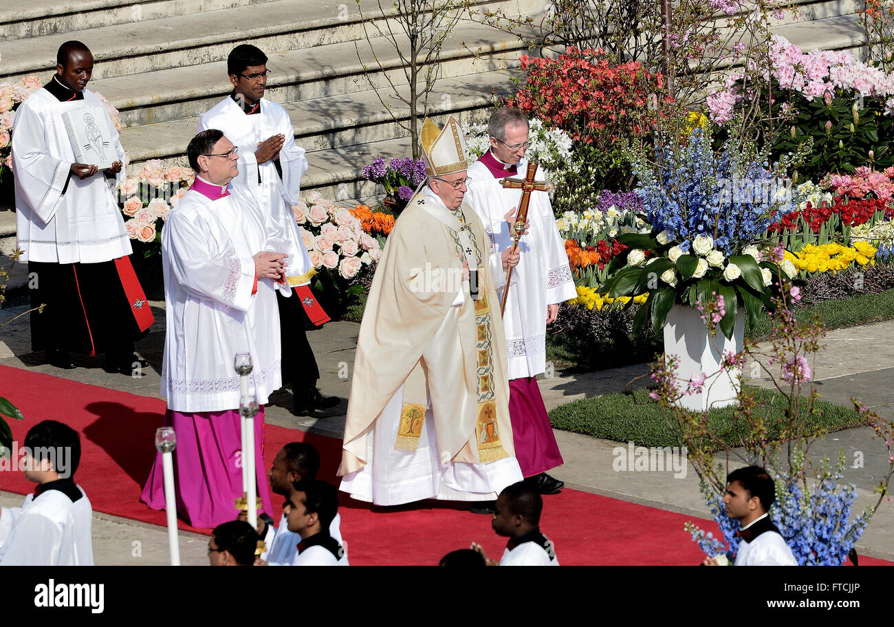 Rom, Vatikan. 27. März 2016. Papst Francis in dem Petersplatz vor Tausenden von Gläubigen, feierte die feierliche Messe Ostersonntag durch einen Gedanken zu widmen, in Länder, die von Konflikten zerrissen und Opfer des Terrorismus. Bildnachweis: Andrea Franceschini/Pacific Press/Alamy Live-Nachrichten Stockfoto