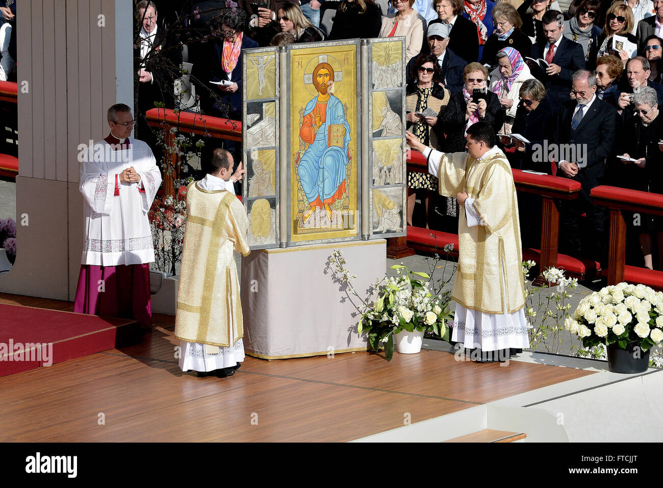 Rom, Vatikan. 27. März 2016. Papst Francis in dem Petersplatz vor Tausenden von Gläubigen, feierte die feierliche Messe Ostersonntag durch einen Gedanken zu widmen, in Länder, die von Konflikten zerrissen und Opfer des Terrorismus. Bildnachweis: Andrea Franceschini/Pacific Press/Alamy Live-Nachrichten Stockfoto