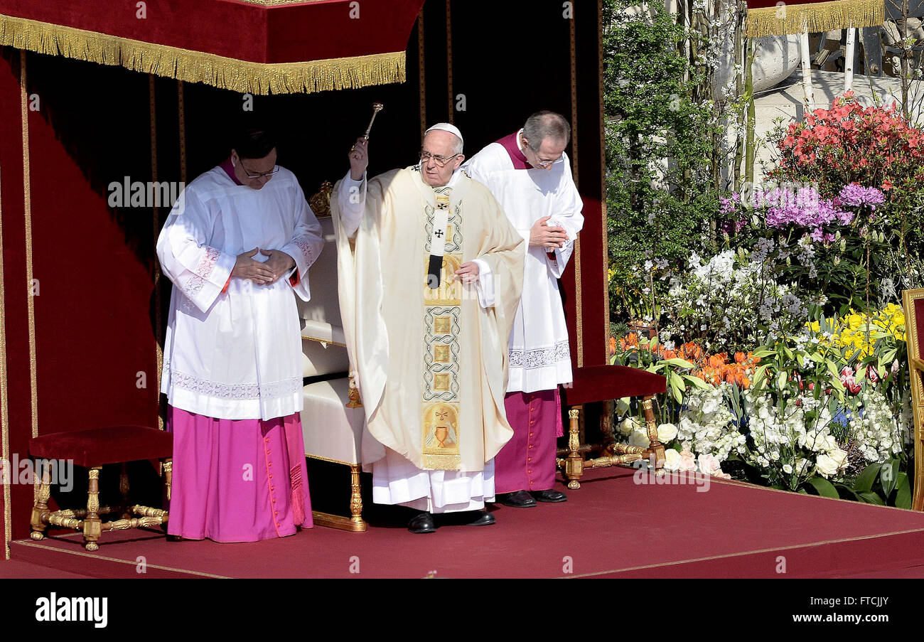 Rom, Vatikan. 27. März 2016. Papst Francis in dem Petersplatz vor Tausenden von Gläubigen, feierte die feierliche Messe Ostersonntag durch einen Gedanken zu widmen, in Länder, die von Konflikten zerrissen und Opfer des Terrorismus. Bildnachweis: Andrea Franceschini/Pacific Press/Alamy Live-Nachrichten Stockfoto