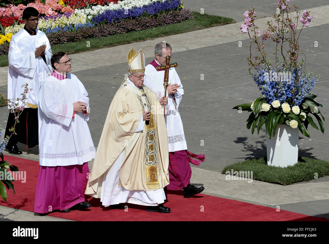 Rom, Vatikan. 27. März 2016. Papst Francis in dem Petersplatz vor Tausenden von Gläubigen, feierte die feierliche Messe Ostersonntag durch einen Gedanken zu widmen, in Länder, die von Konflikten zerrissen und Opfer des Terrorismus. Bildnachweis: Andrea Franceschini/Pacific Press/Alamy Live-Nachrichten Stockfoto