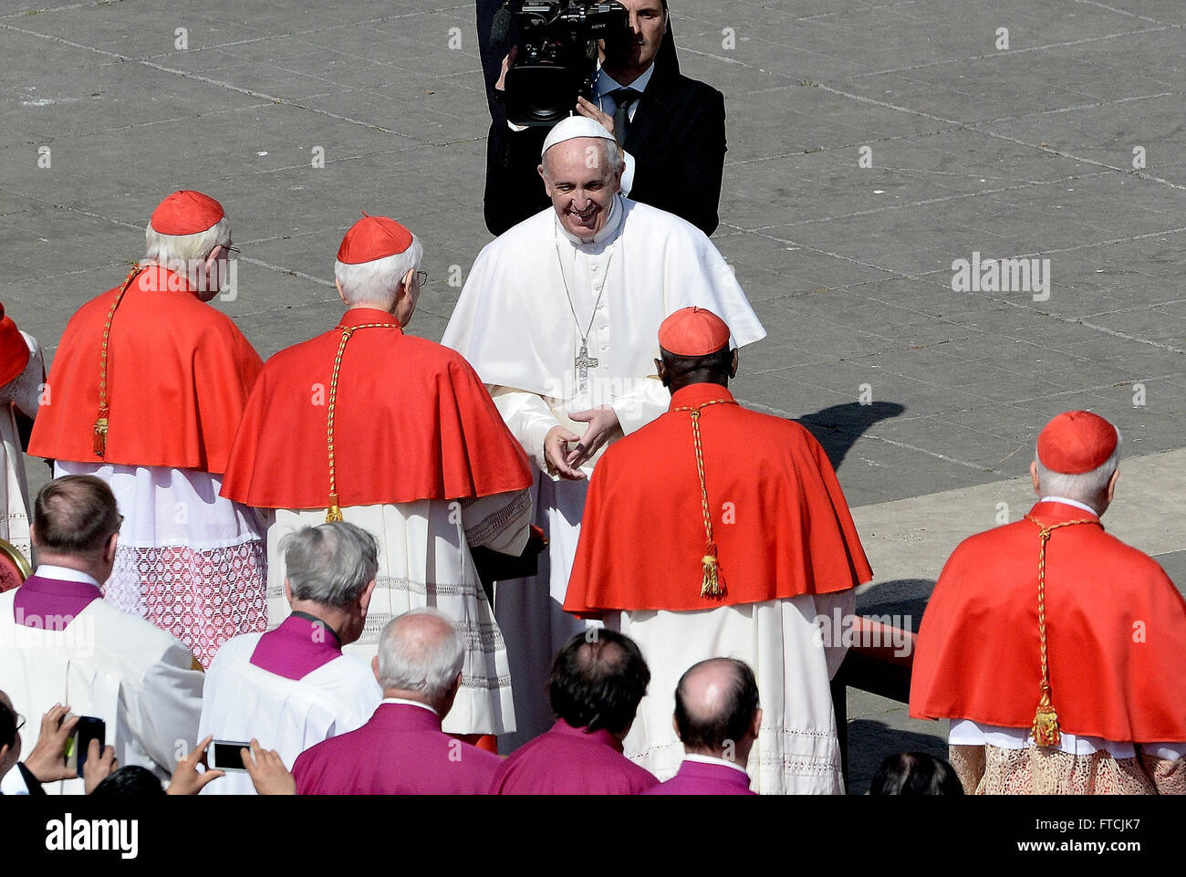 Rom, Vatikan. 27. März 2016. Papst Francis in dem Petersplatz vor Tausenden von Gläubigen, feierte die feierliche Messe Ostersonntag durch einen Gedanken zu widmen, in Länder, die von Konflikten zerrissen und Opfer des Terrorismus. Bildnachweis: Andrea Franceschini/Pacific Press/Alamy Live-Nachrichten Stockfoto