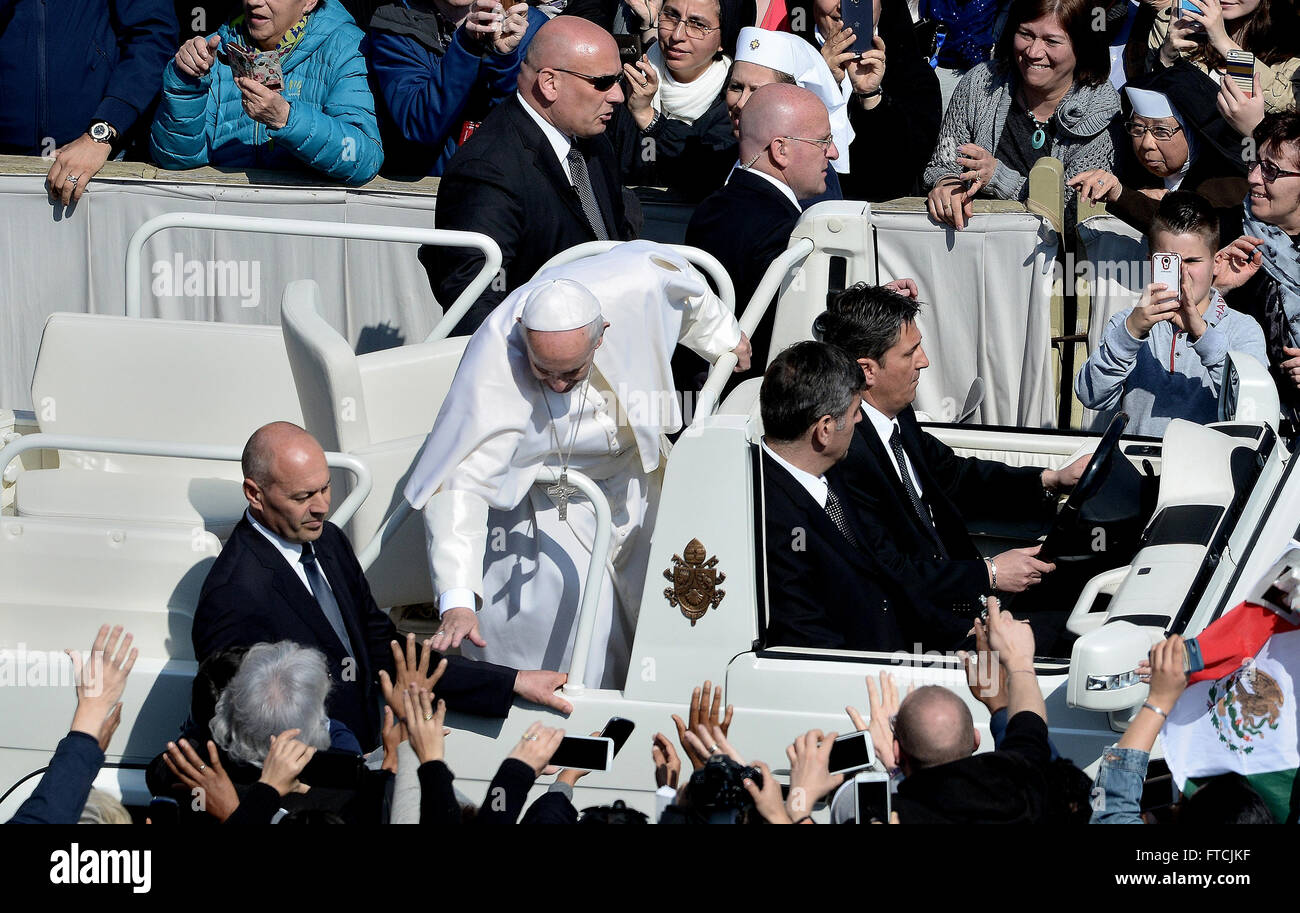 Rom, Vatikan. 27. März 2016. Papst Francis in dem Petersplatz vor Tausenden von Gläubigen, feierte die feierliche Messe Ostersonntag durch einen Gedanken zu widmen, in Länder, die von Konflikten zerrissen und Opfer des Terrorismus. Bildnachweis: Andrea Franceschini/Pacific Press/Alamy Live-Nachrichten Stockfoto