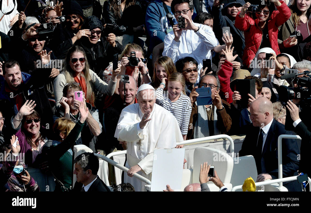 Rom, Vatikan. 27. März 2016. Papst Francis in dem Petersplatz vor Tausenden von Gläubigen, feierte die feierliche Messe Ostersonntag durch einen Gedanken zu widmen, in Länder, die von Konflikten zerrissen und Opfer des Terrorismus. Bildnachweis: Andrea Franceschini/Pacific Press/Alamy Live-Nachrichten Stockfoto