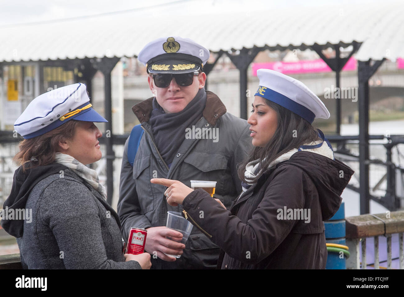 Putney, London, UK. 27. März 2016. Nachtschwärmer, die Matrosen Hüte tragen sammeln auf Putney am Flussufer zu beobachten, die 162. Cancer Research UK-Newton University Boat Race zwischen Oxford und Cambridge Universität Boot Vereine Credit: Amer Ghazzal/Alamy Live-Nachrichten Stockfoto