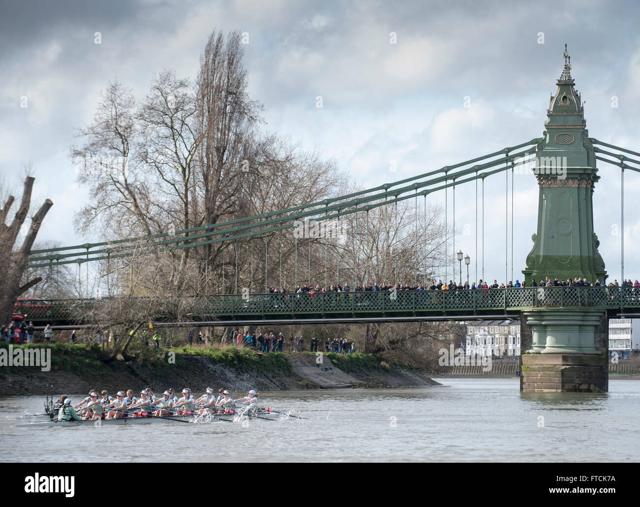 Thames Tideway, London, UK. 27. März 2016.  Oxford Frauen blaue Boot knapp vor Cambridge Frauen blaue Boot an der Hammersmith Bridge während The Cancer Research UK Boat Race.   Bildnachweis: Stephen Bartholomäus/Alamy Live-Nachrichten Stockfoto