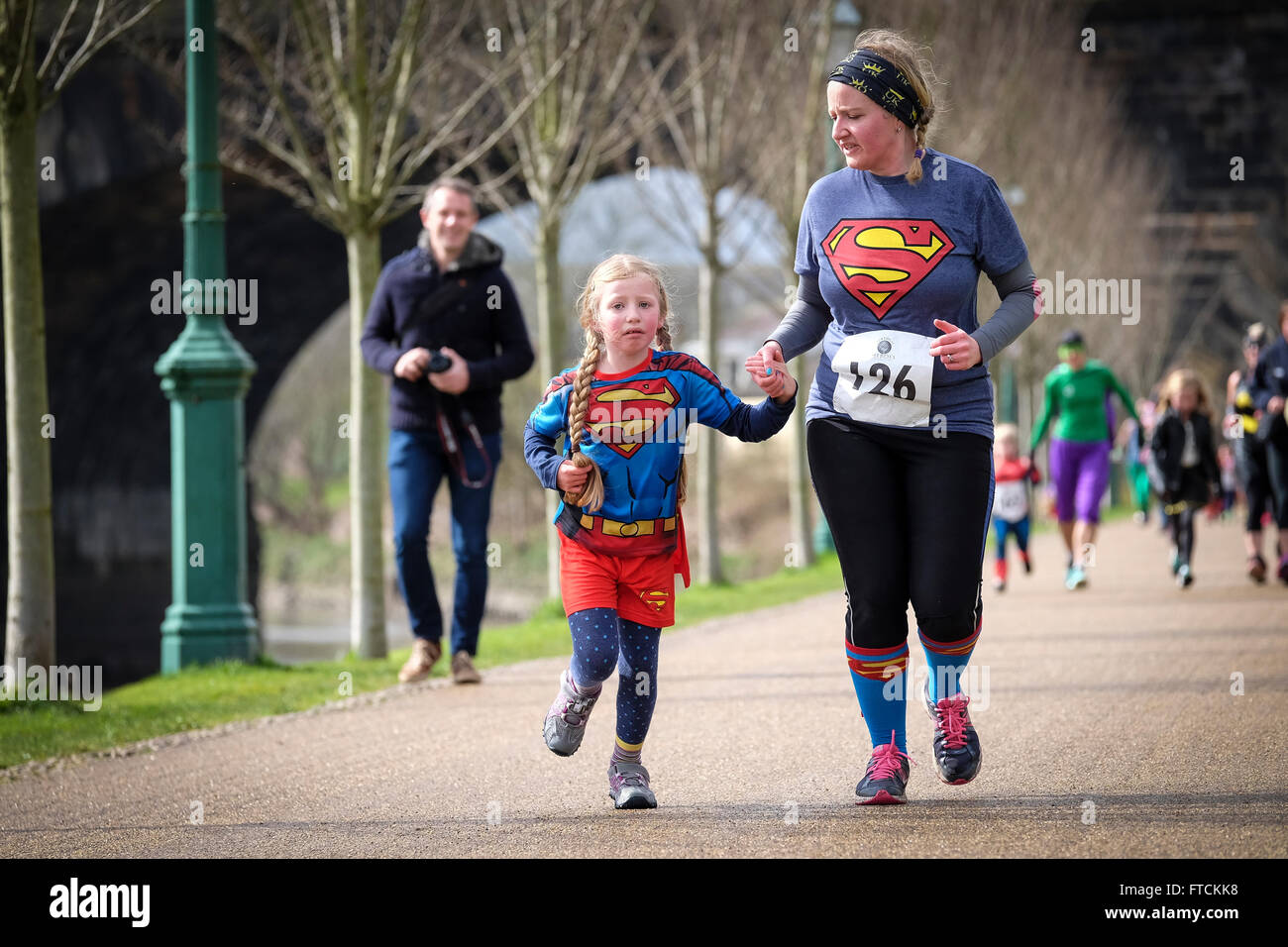 Mutter und Tochter, die Teilnahme an Superhelden-Charity-Rennen Stockfoto