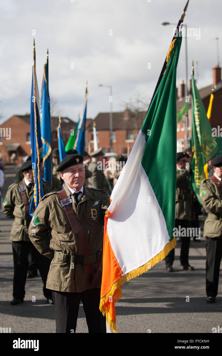 Falls Road, Belfast, UK Mann 27. März 2016 in 1916 Rebellion Uniform hält eine irische dreifarbig an Ostern steigende 100. Jahrestag Parade Credit: Bonzo/Alamy Live News Stockfoto