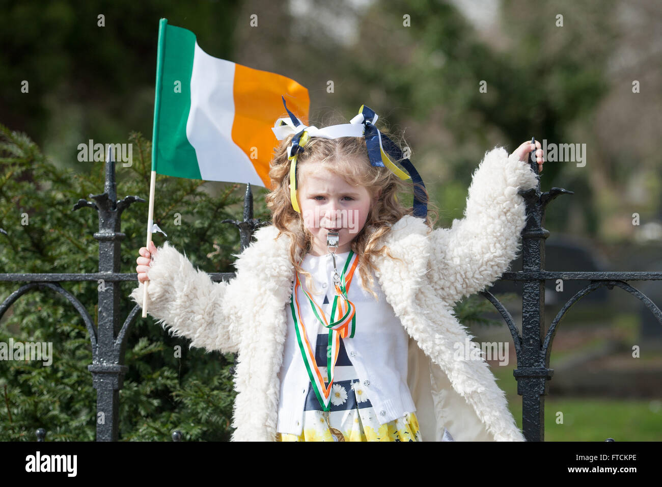 Fällt weg, Belfast, UK 27. März 2016 junges Mädchen eine irische Flagge winken und bläst eine Pfeife Ostern steigen 100. Jahrestag Parade Credit: Bonzo/Alamy Live News Stockfoto