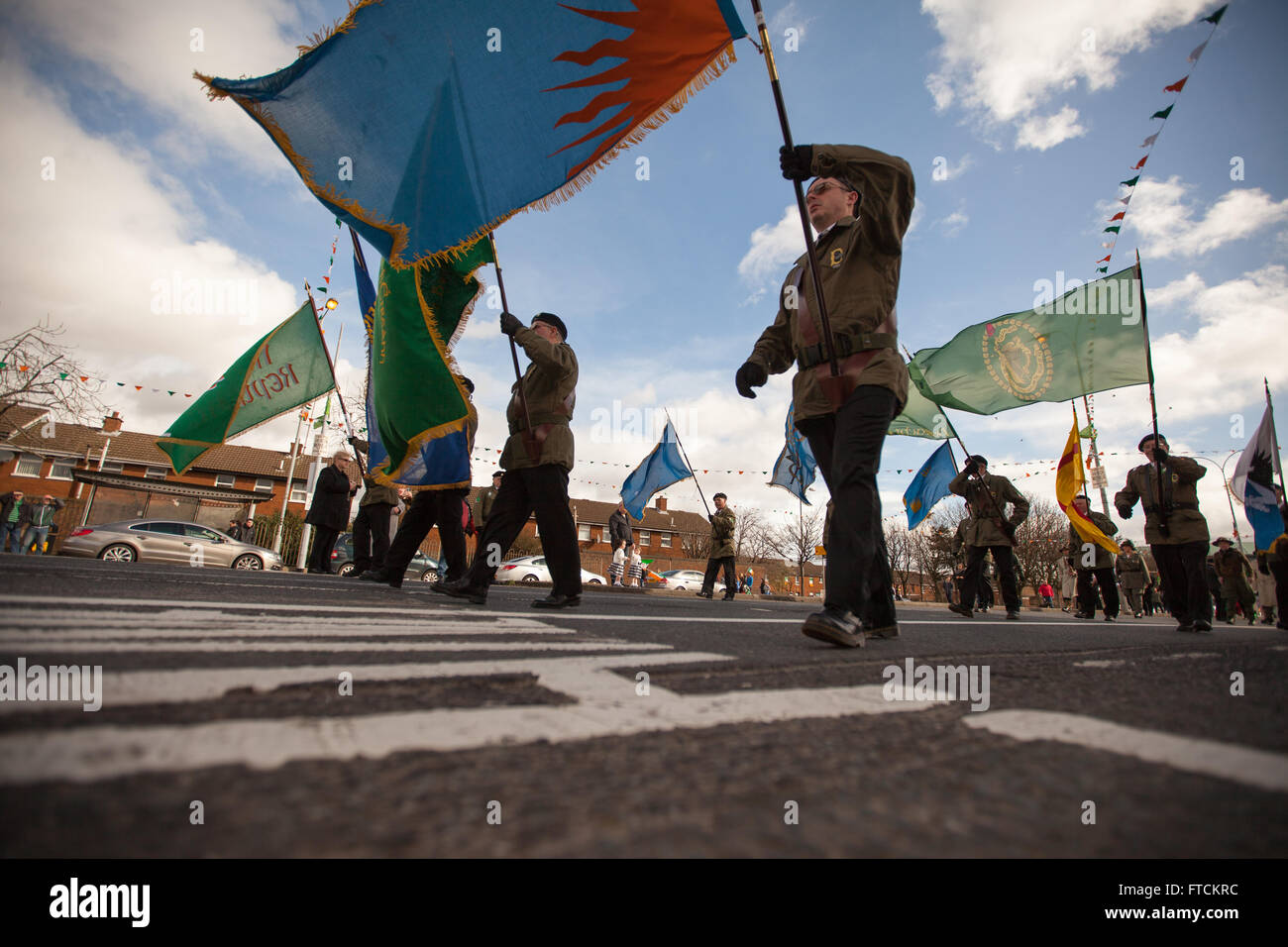 Fällt weg, Belfast, UK 27. März 2016 Männer gekleidet in Militäruniform unterstützt D-Company IRA Ostern steigen 100. Jahrestag Parade Credit: Bonzo/Alamy Live News Stockfoto