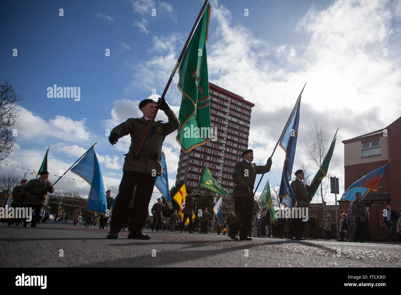 Fällt weg, Belfast, UK 27. März 2016 Männer gekleidet in Militäruniform unterstützt D-Company IRA Ostern steigen 100. Jahrestag Parade Credit: Bonzo/Alamy Live News Stockfoto