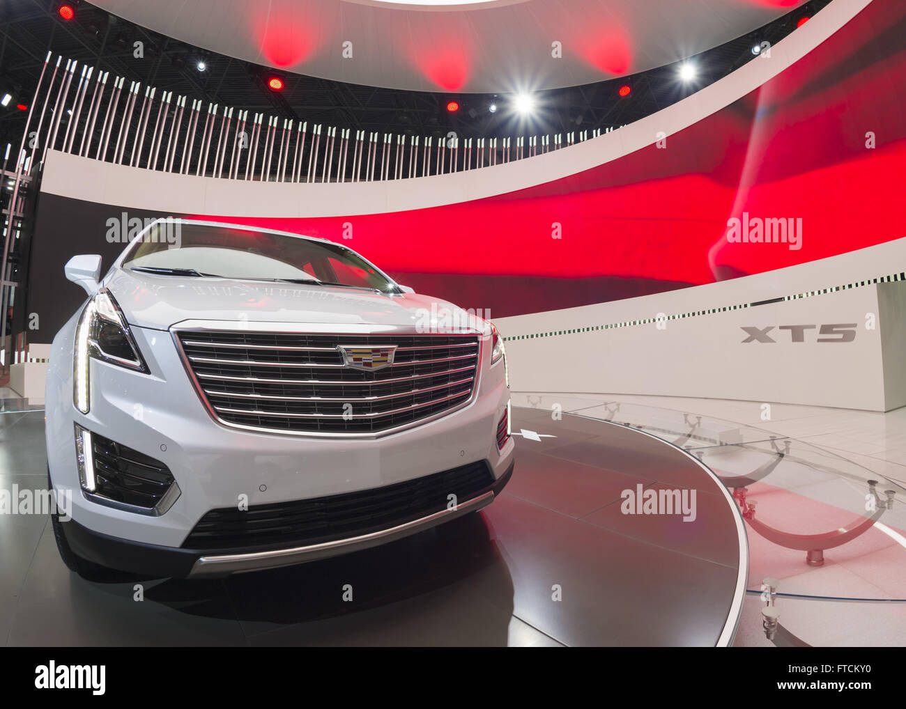 23. März 2016 wird ein weiß - Manhattan, New York, Vereinigte Staaten von Amerika - 2017 Cadillac XT5 SUV auf der New York International Auto Show 2016, im Jacob Javits Center angezeigt. Dies war Press Preview Day eines quickly, und der Messe wird für die Öffentlichkeit zugänglich für zehn Tage, vom 25. März bis 3. April. (Credit-Bild: © Ann Parry über ZUMA Draht) Stockfoto