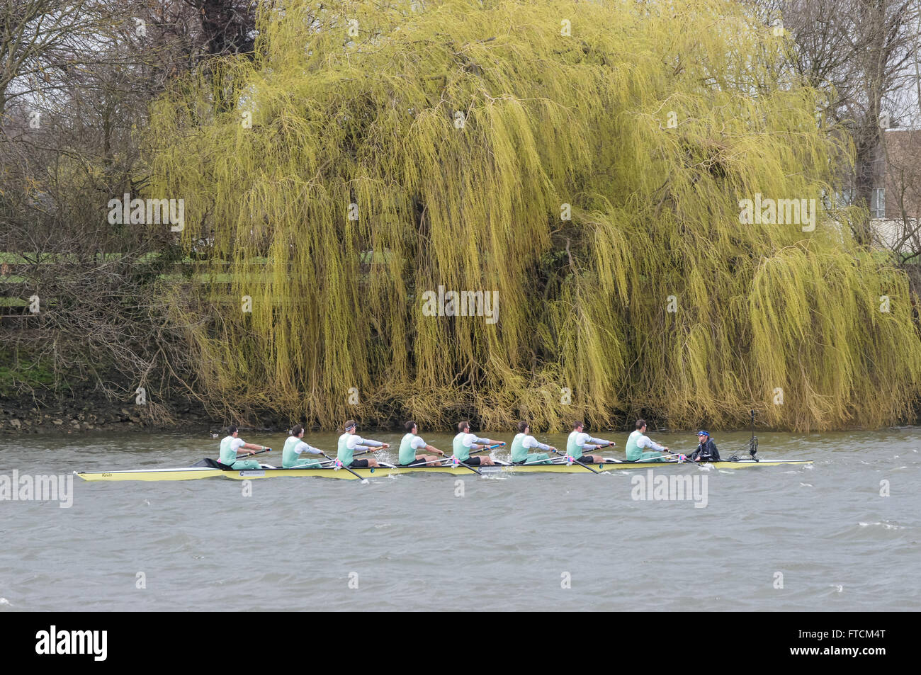 Oxford und Cambridge University Boat Race auf der Themse aus Putney, Mortlakes, London England Vereinigtes Königreich UK Stockfoto