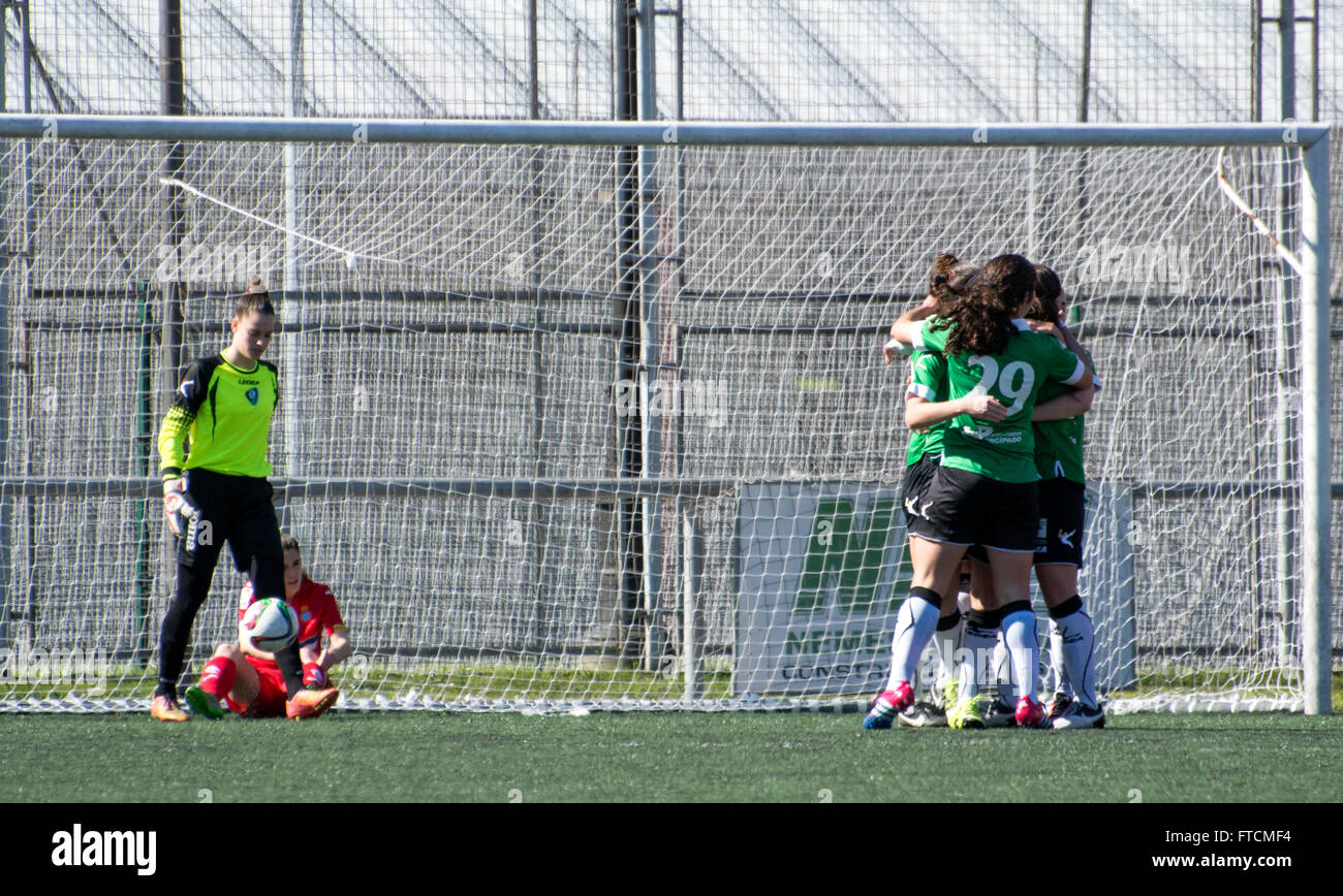 Oviedo, Spanien. 27. März 2016. Spieler von Oviedo Moderno feiern ihr erste Ziel während des Fußballspiels der spanischen Frauen-Fußball-Liga zwischen Oviedo Moderno CF und RCD Espanyol im Diaz-Vega-Stadion am 27. März 2016 in Oviedo, Spanien. Bildnachweis: David Gato/Alamy Live-Nachrichten Stockfoto