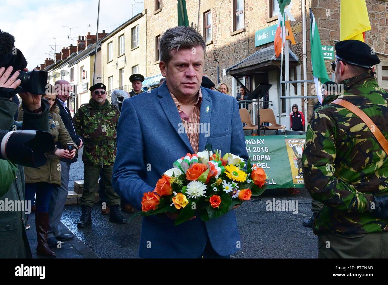 Coalisland, Vereinigtes Königreich. 27. März 2016. Brian zittert, die Verbindungen mit der RIRA hatte legt einen Kranz der Erinnerung an St. Patricks Hall in der Stadt. Das Nationalkomitee der republikanischen Gedenken statt eine Easter Rising Hingabe Parade in Coalisland am Ostersonntag. Bildnachweis: Mark Winter/Alamy Live-Nachrichten Stockfoto