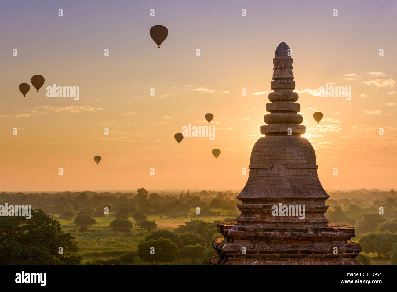 Pagoden von Bagan, Myanmar und Heißluftballons. Stockfoto