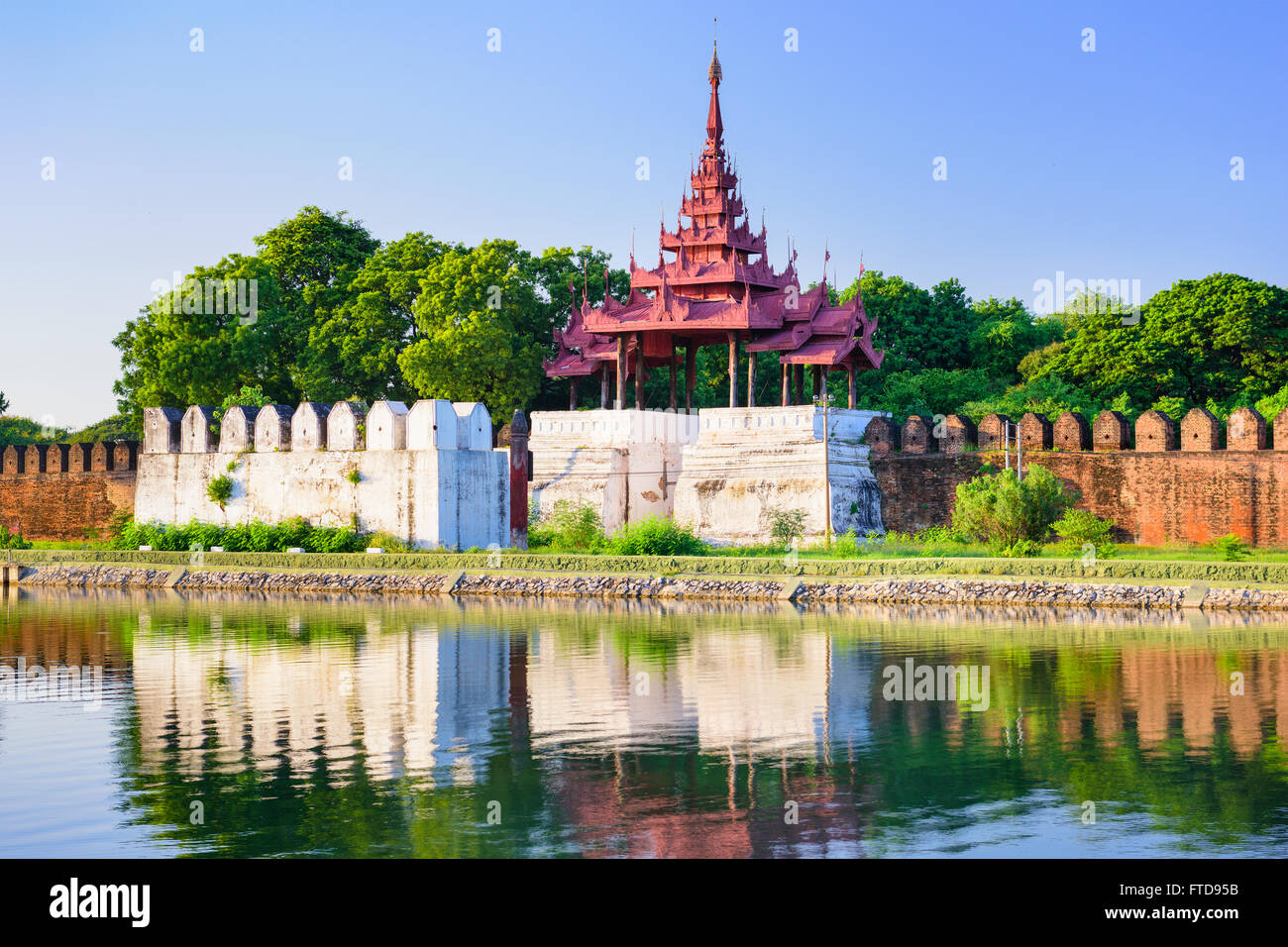Mandalay, Myanmar Königspalast Turm und graben. Stockfoto