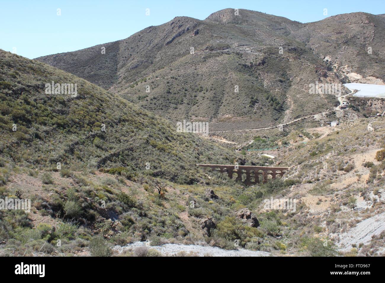 Die alten Roman Aquaduct in einem steilen Tal in der Nähe von Vikar in Spanien Stockfoto