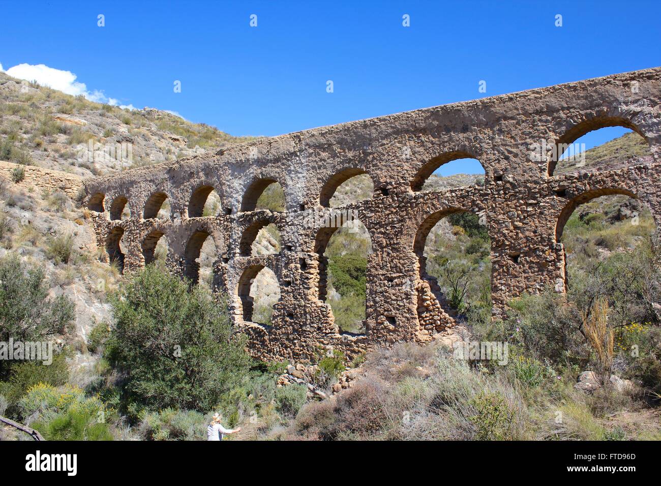 Die alten Roman Aquaduct in einem steilen Tal in der Nähe von Vikar in Spanien Stockfoto