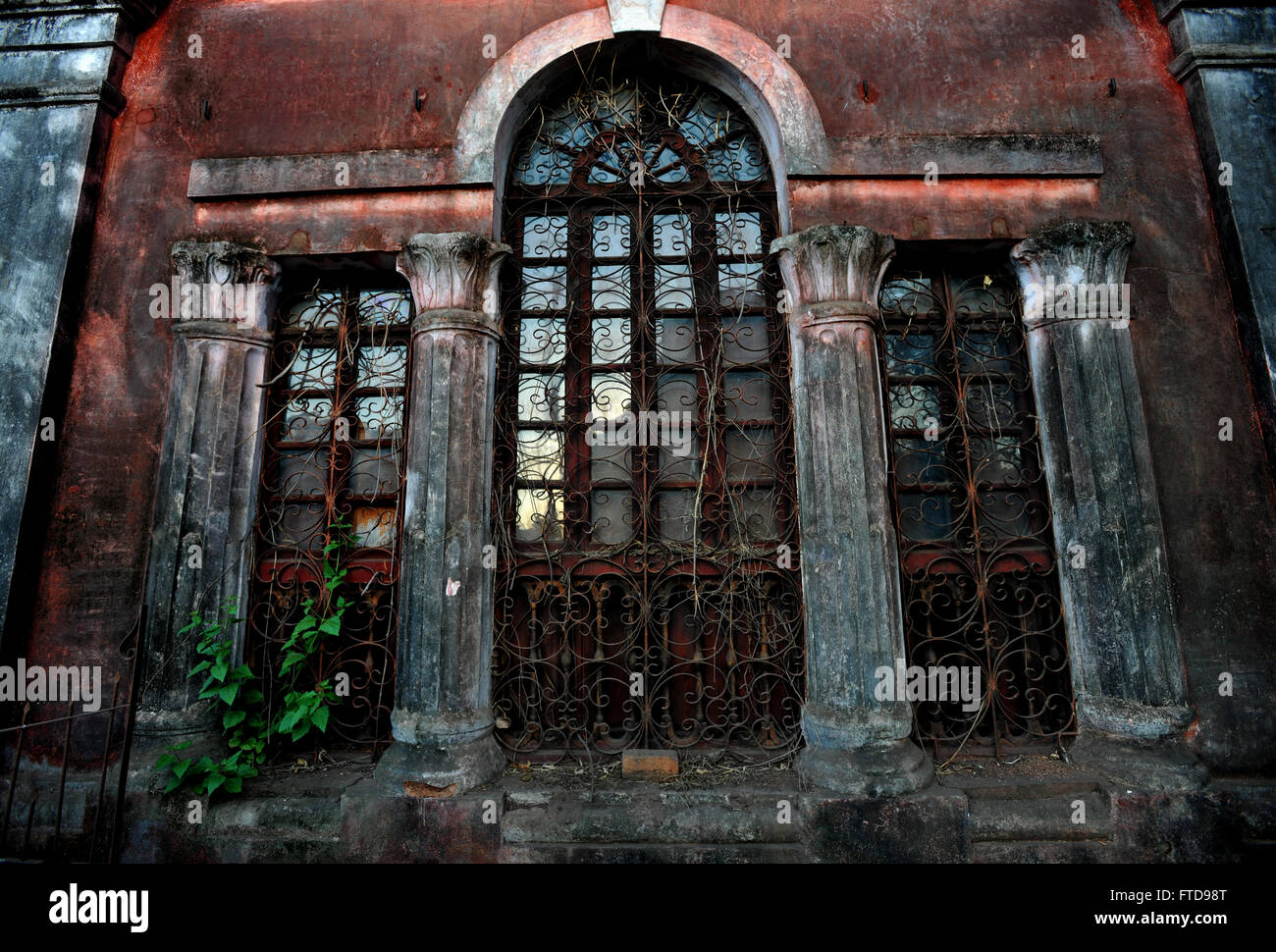 Fassade von einer verfallenden Gebäude in Goa, Indien Stockfoto