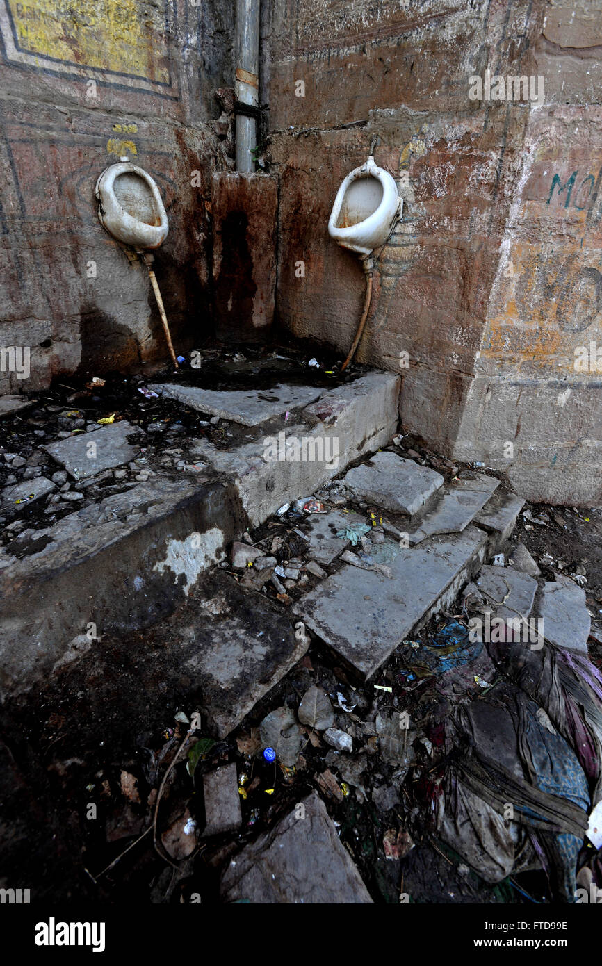 Outdoor Offentliche Toilette In Varanasi Indien Stockfotografie Alamy