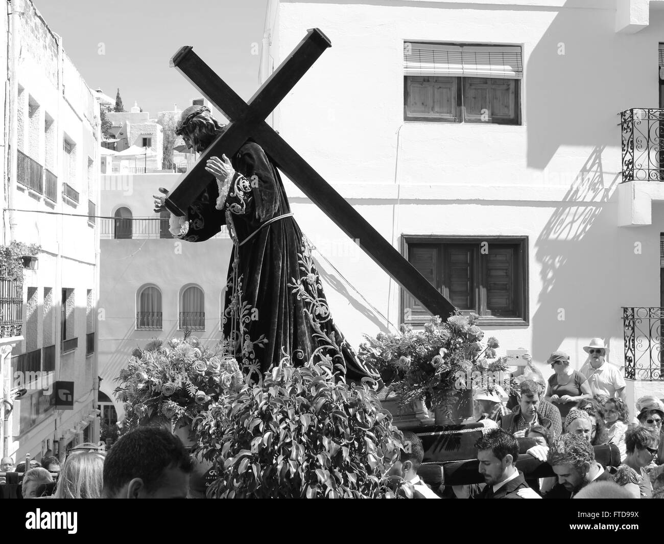 Die Karfreitags-Prozession folgt Jesus und das Kreuz durch die Straßen von Mojacar, Spanien in der Karwoche Stockfoto