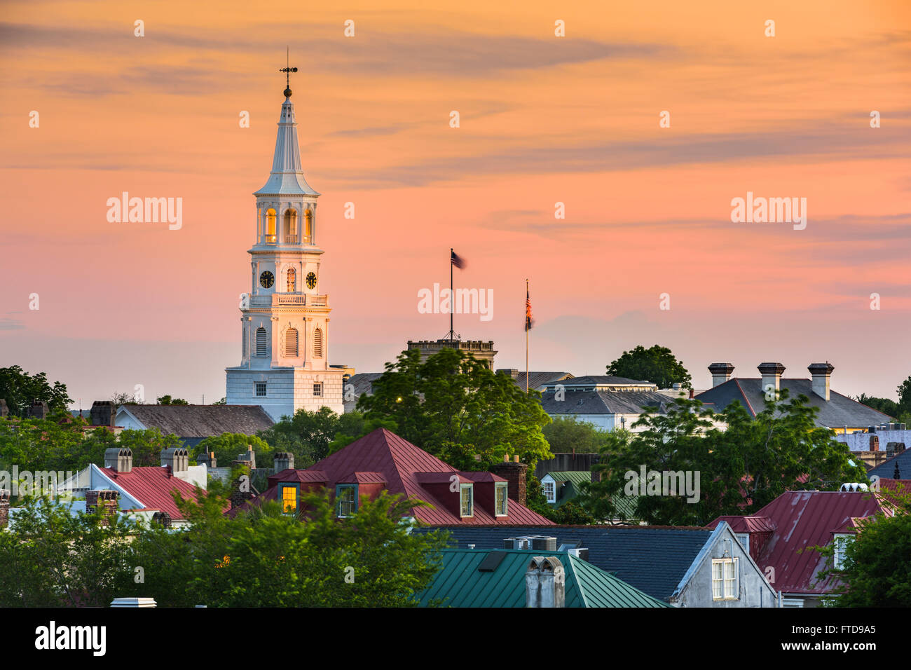 Charleston, South Carolina, USA Dächer und Kirchturm. Stockfoto
