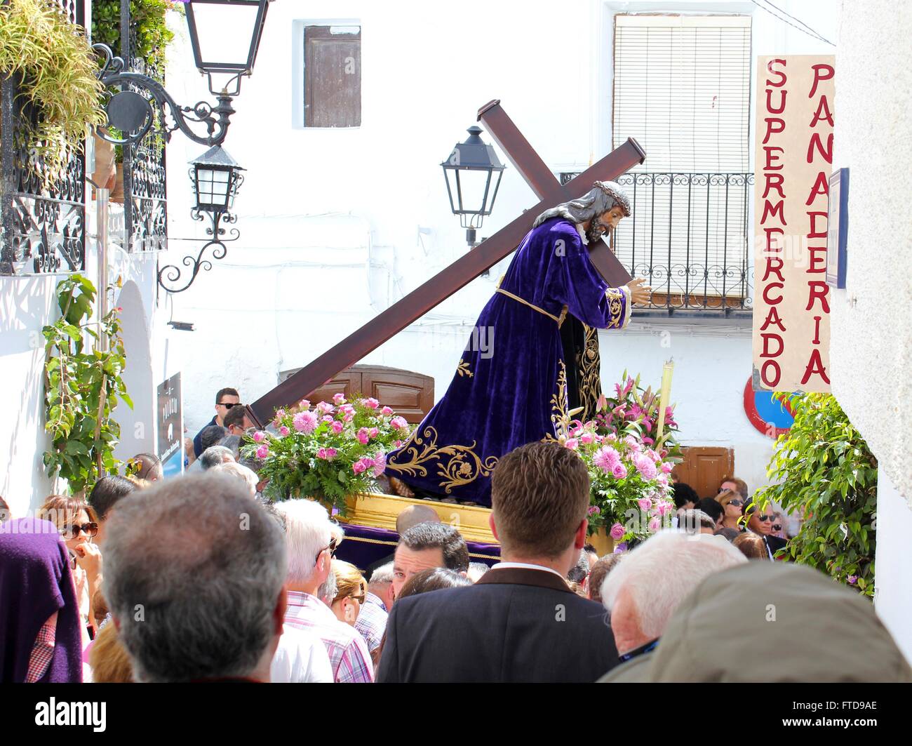 Die Karfreitags-Prozession folgt Jesus und das Kreuz durch die Straßen von Mojacar, Spanien in der Karwoche Stockfoto