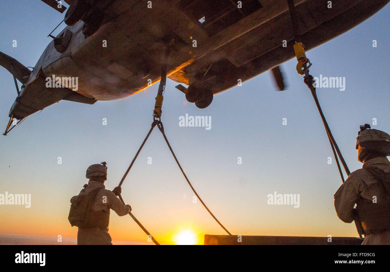 PINHEIRO DA CRUZ, PRAIA DA RAPOSA, Portugal – U.S. Marine Lance Cpl. James Stamper (links) und Lance Cpl. James Stamper (rechts), Landung Support-Spezialisten mit der Landung unterstützen Ablösung, 26. Marine Expeditionary Unit begann auf dem amphibious Transport Dock Schiff USS Arlington (LPD 24), halten Sie Schlingen M105 Anhänger der CH-53E Super Stallion mit Marine Medium Tilt Rotor Squadron 162 (VMM-162) Kuppeln , 26. MEU, unternahm die USS Arlington, schwebt über Kopf während einer Übung Aussenlift auf Pinheiro Da Cruz, Praia Da Raposa Strand, Portugal, Okt Stockfoto