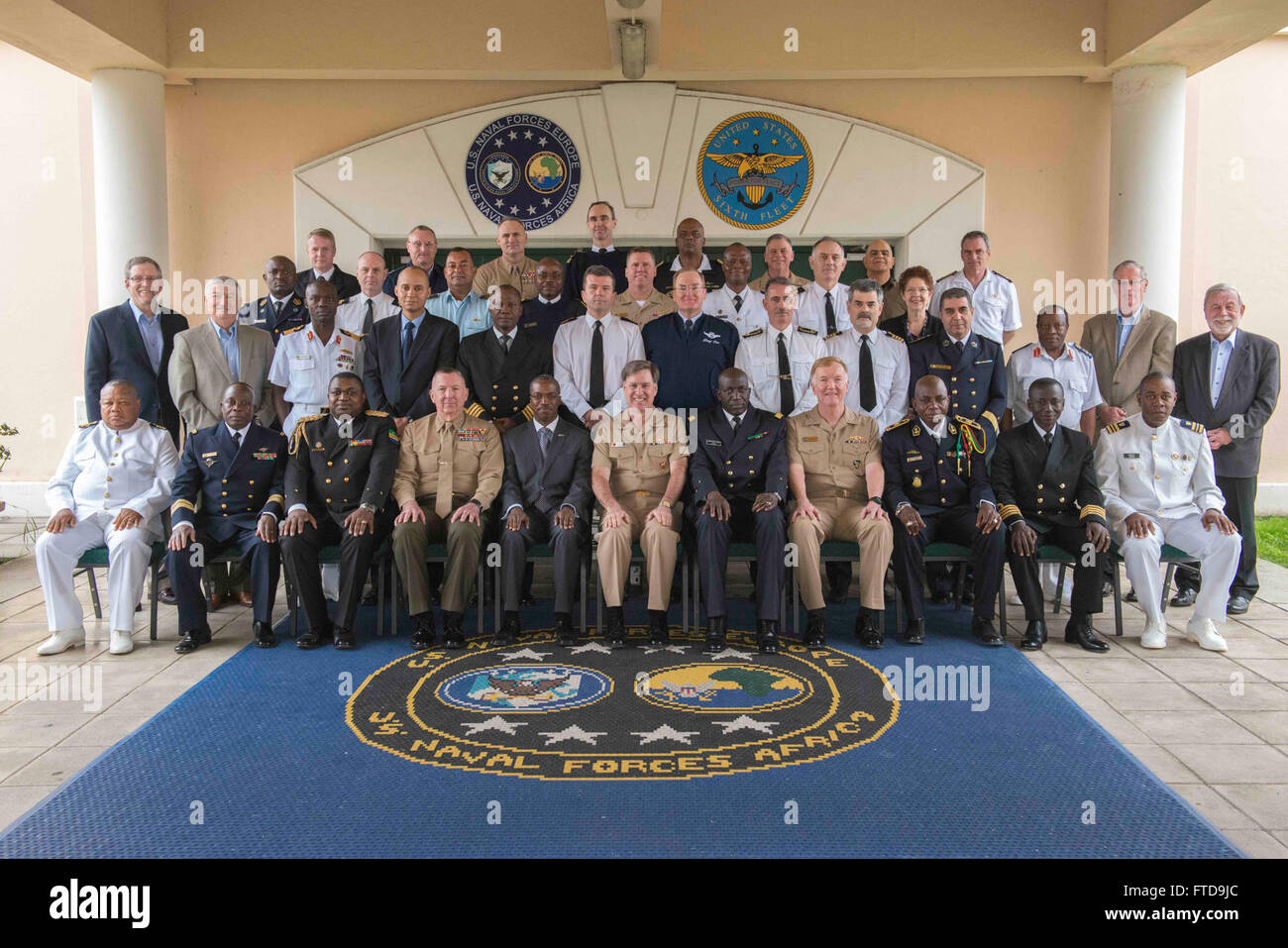 150302-N-OX801-538 Neapel (Micha 02, 2015) Teilnehmer der 2015 kombiniert Kraft Maritime Komponente Commander Flag Kurs Afrika posieren für ein Foto mit Commander, US Naval Forces Europe-Africa, Admiral Mark Ferguson in Naval Support Aktivität Neapel, Italien, 2. März 2015. XXXXXXXX. (Foto: U.S. Navy Mass Communication Specialist 3. Klasse Daniel P. Schumacher/freigegeben) Stockfoto