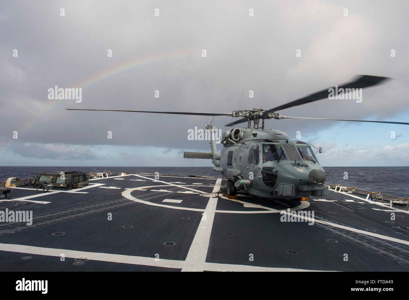 150317-N-VC236-033-Atlantik (17. März 2015) A MH-60R Sea Hawk-Hubschrauber zugewiesen, Großmeister der Hubschrauber Maritime Streik Squadron (HSM) 46 bereitet für den Start an Bord der Arleigh-Burke-Klasse geführte Flugkörper Zerstörer USS Farragut (DDG-99) 17. März 2015. Farragut, Haus-portiert in Mayport in Florida führt Marinebetriebe in den USA 6. Flotte Bereich der Maßnahmen zur Erhöhung der Sicherheit der Vereinigten Staaten in Europa interessiert. (U.S. Navy Photo by Massenkommunikation Spezialist 3. Klasse Jackie Hart/freigegeben) Stockfoto