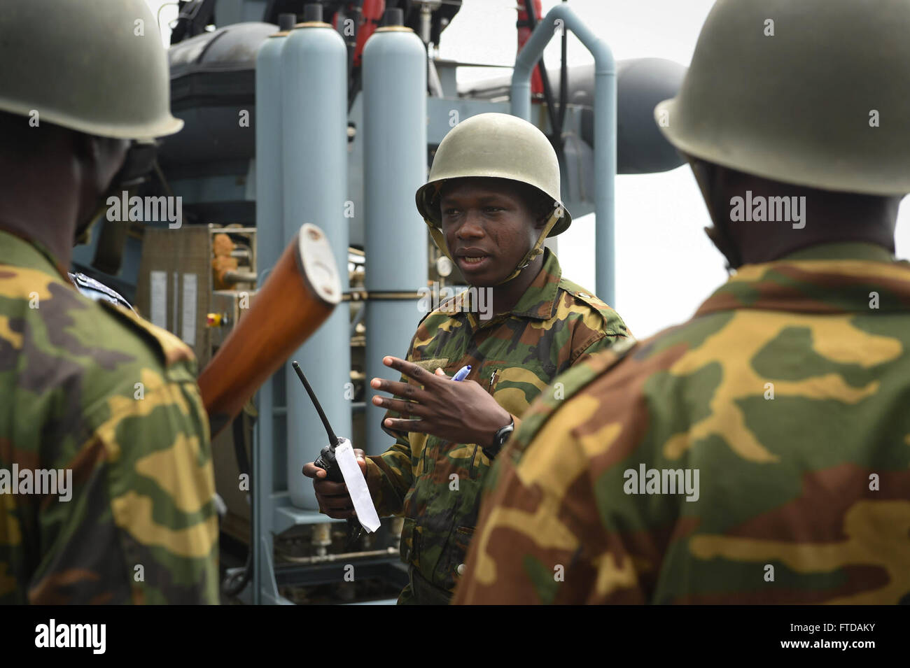 150325-A-ZW691-065 Golf von GUINEA (26. März 2015) A togoischen boarding Team Leader führt eine Briefing an Bord des Schiffes der deutschen Marine Ziel FGS Brandenburg (F215) vor einem simulierten Drogenschmuggel und menschlichen Menschenhandel Szenario während Obangame Express 2015, März 25. Obangame Express ist eine US Africa Command-geförderten multinationalen maritimen Übung zur Erhöhung der Sicherheit im Seeverkehr und Sicherheit in den Golf von Guinea. (US Armee-Foto von Spc. Raul Pacheco/freigegeben) Stockfoto