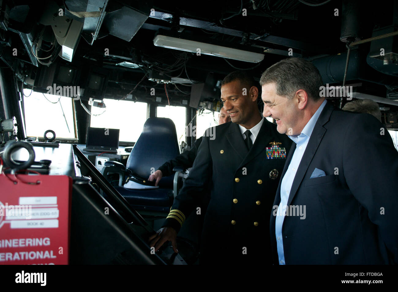 150413-N-ZZ999-001 SPLIT, Kroatien (13. April 2015) USS Mitscher (DDG-57) Commanding Officer Cmdr. Milciades "Tony" Then zeigt Split Bürgermeister, die ehrenvolle Ivo Baldasar, rund um die Brücke bei einem Rundgang durch das Schiff 13. April 2015. Mitscher, ein Zerstörer der Arleigh-Burke-Klasse-geführte Flugkörper in Norfolk, Gridley führt Marinebetriebe in den USA 6. Flotte Bereich der Maßnahmen zur Erhöhung der Sicherheit der Vereinigten Staaten in Europa interessiert. (Foto: U.S. Navy Marine Ratgeber 1. Klasse Jorge Delgado/freigegeben) Stockfoto