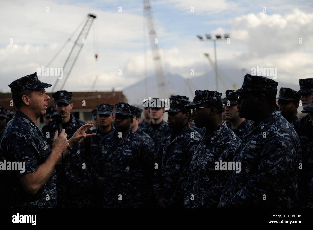 140129-N-XZ912-003 Neapel, Italien (24. Januar 2014) Vice Admiral Phil Davidson, Commander, U.S. 6. Flottille, befasst sich mit die Crew von Oliver Hazard Perry-Klasse Fregatte USS Taylor (FFG 50) während eines Anrufs alle Hände. Während des Besuchs Davidson auch tourte das Schiff und das Schiff Führungspositionen traf. (Foto: U.S. Navy Mass Communication Specialist 1. Klasse Christopher B. Stoltz/freigegeben) Nehmen Sie das Gespräch auf Twitter (https://twitter.com/naveur navaf) folgen Sie uns auf Facebook (https://www.facebook.com/USNavalForcesEuropeAfrica), und während Sie gerade dabei sind uns auf Google + (https://plus-out Check Stockfoto