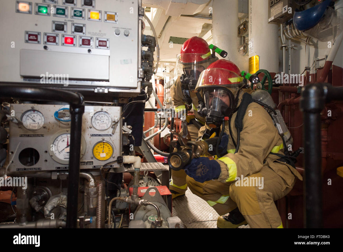 150417-N-ZE250-042 Mittelmeer (17. April 2015) Segler kämpfen einen simulierten Brand in einem zusätzlichen technischen Raum während einer allgemeinen Viertel Drill an Bord USS Jason Dunham (DDG-109) 17. April 2015. Jason Dunham, ein Zerstörer der Arleigh-Burke-Klasse-geführte Flugkörper in Norfolk, Gridley führt Marinebetriebe in den USA 6. Flotte Bereich der Maßnahmen zur Erhöhung der Sicherheit der Vereinigten Staaten in Europa interessiert. (Foto: U.S. Navy Mass Communication Specialist 3. Klasse Weston Jones/freigegeben) Stockfoto