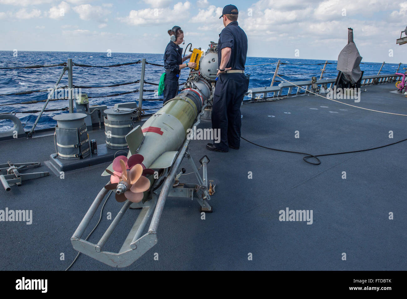 150422-N-XB010-024 Mittelmeer (22. April 2015) Sonar Techniker (Oberfläche) 2. Klasse Kyla Knorr von Cocoa Beach, Florida, links, führt prefire Tests auf eine Oberfläche Schiff Torpedorohr an Bord USS Laboon (DDG-58) unter Aufsicht von Ensign Ian Haskins, ein Eingeborener von Johnston, Pennsylvania, 22. April 2015. Laboon, ein Zerstörer der Arleigh-Burke-Klasse-geführte Flugkörper in Norfolk, Gridley führt Marinebetriebe in den USA 6. Flotte Bereich der Maßnahmen zur Erhöhung der Sicherheit der Vereinigten Staaten in Europa interessiert. (Foto: U.S. Navy Mass Communication Specialist 3. Klasse Desmond Parks / Re Stockfoto