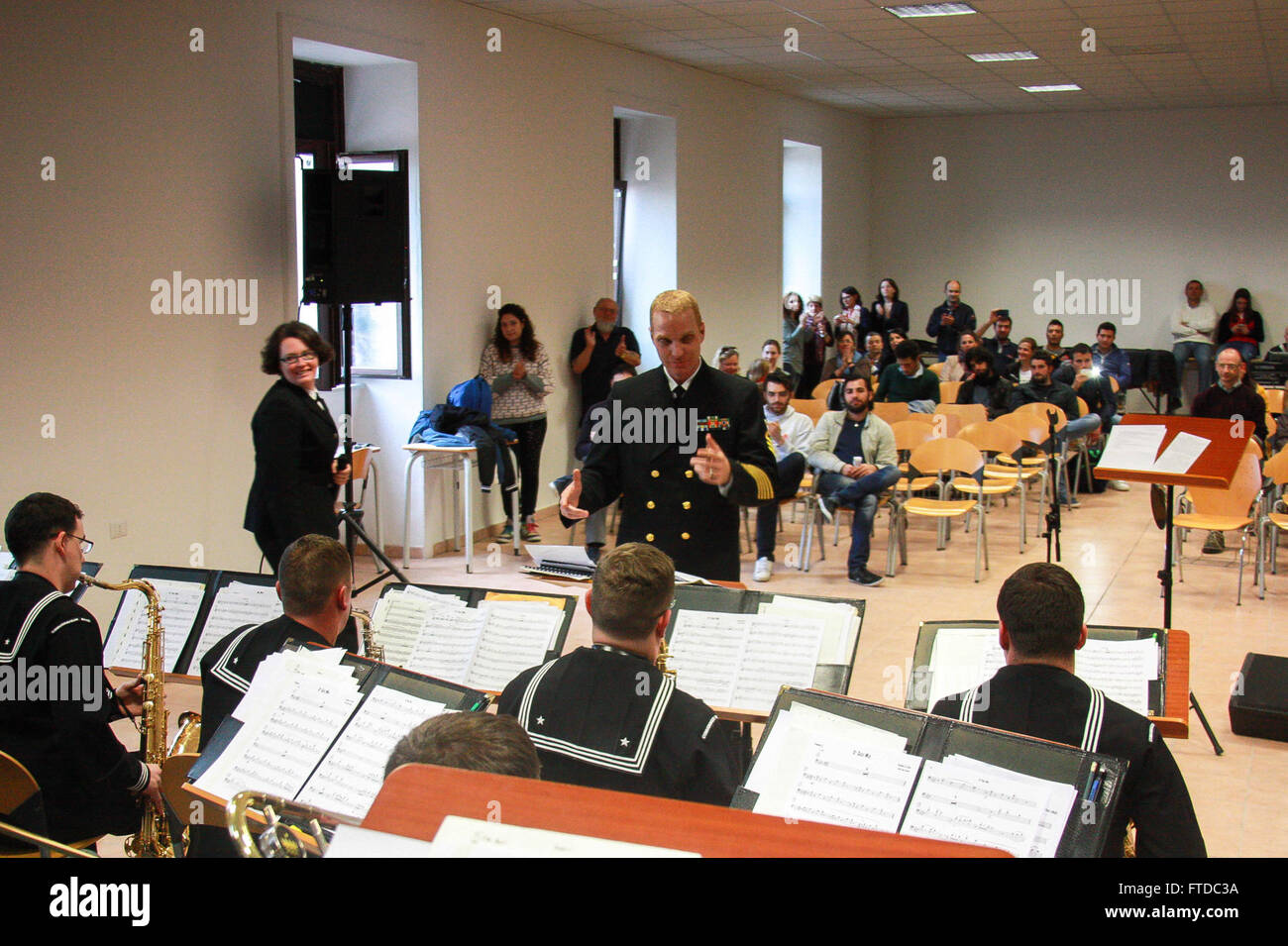 150428-N-YS115-001 SALERNO, Italien (28. April 2015) Chief Musiker Steven D. Peters, US-Naval Forces Europe Band zugewiesen center, führt die Band jazz Einheit, "The Diplomaten," bei einem gemeinschaftlichen Beziehungen Konzert am Conservatorio di Musica Giuseppe Martucci-Salerno in Salerno, Italien, 28. April 2015. US Naval Forces Europe-Africa, mit Sitz in Neapel, Italien, überwacht gemeinsame und Marine, oft im Konzert mit Alliierten, gemeinsame und ressortübergreifende Partner, um nationale Interessen der USA und Sicherheit und Stabilität in Europa und Asien zu fördern. (U.S. Navy Photo von Musiker-3 Stockfoto